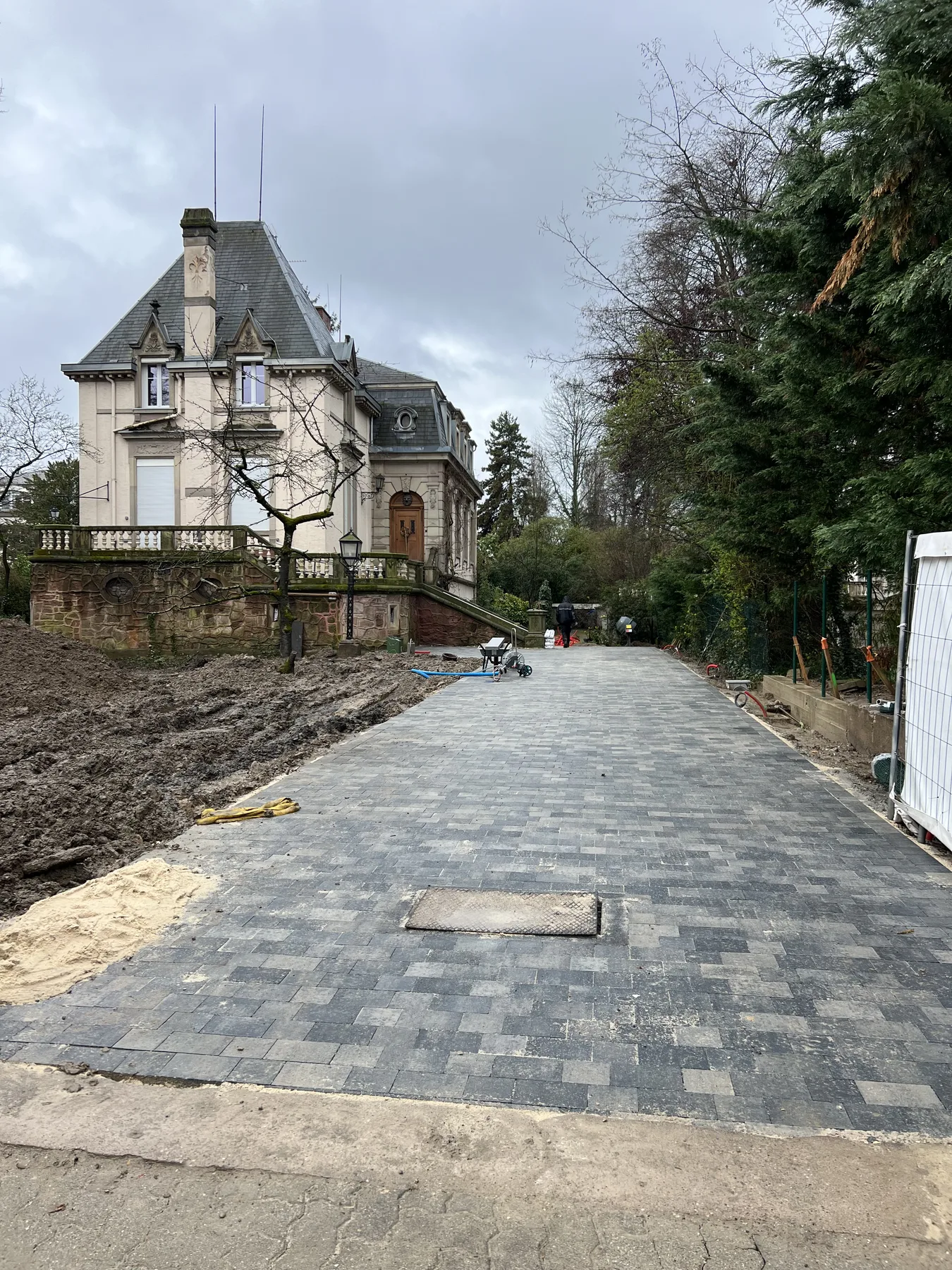 Allée pavée devant château rénové