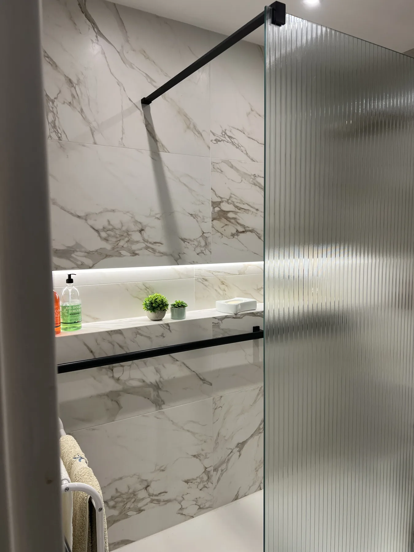 Cloison verre cannelé dans salle de bain marbre
